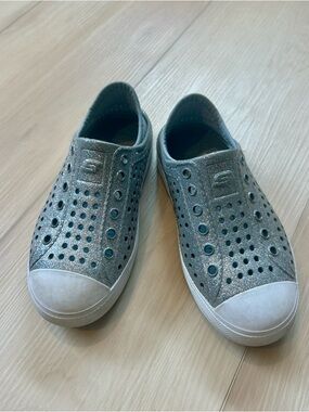 Skechers silver Foamies